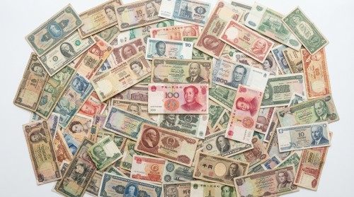 Una colección de múltiples billetes exóticos y obsoletos de varios países aceptados para cambio por Eurochange