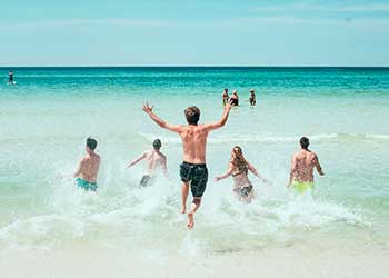 Avoid thefts while you are having a bath in the beach