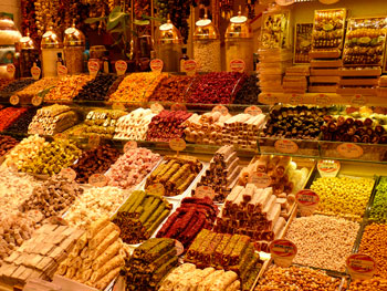 Tienda de dulces en el Gran Bazar de Estambul, Turquía