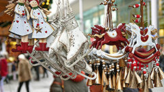 Adornos a la venta en mercado navideño - Copenhague, Dinamarca